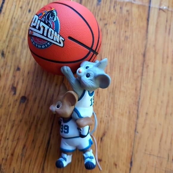 NBA Detroit Pistons - Hallmark Keepsake Ornament Christmas Collectible 1999 - Picture 6 of 8